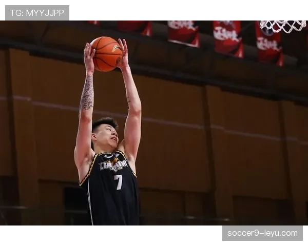 沙尔克04季前赛展现深厚阵容底蕴，新星闪耀战术多元引关注