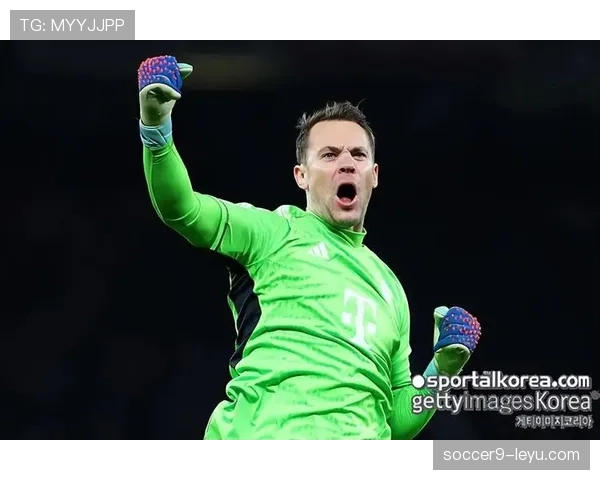 诺伊尔精准站位力保球门不失，彰显顶级门将风采