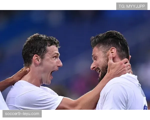 本泽马 vs 吉鲁:全能核心与终极支点的战术价值差异 本泽马 vs 吉鲁:全能核心与终极支点的战术价值差异