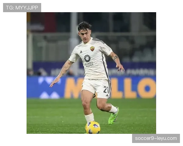 迪巴拉又在罗马街头被拍到穿拖鞋遛狗，这松弛感真是意甲独一份了